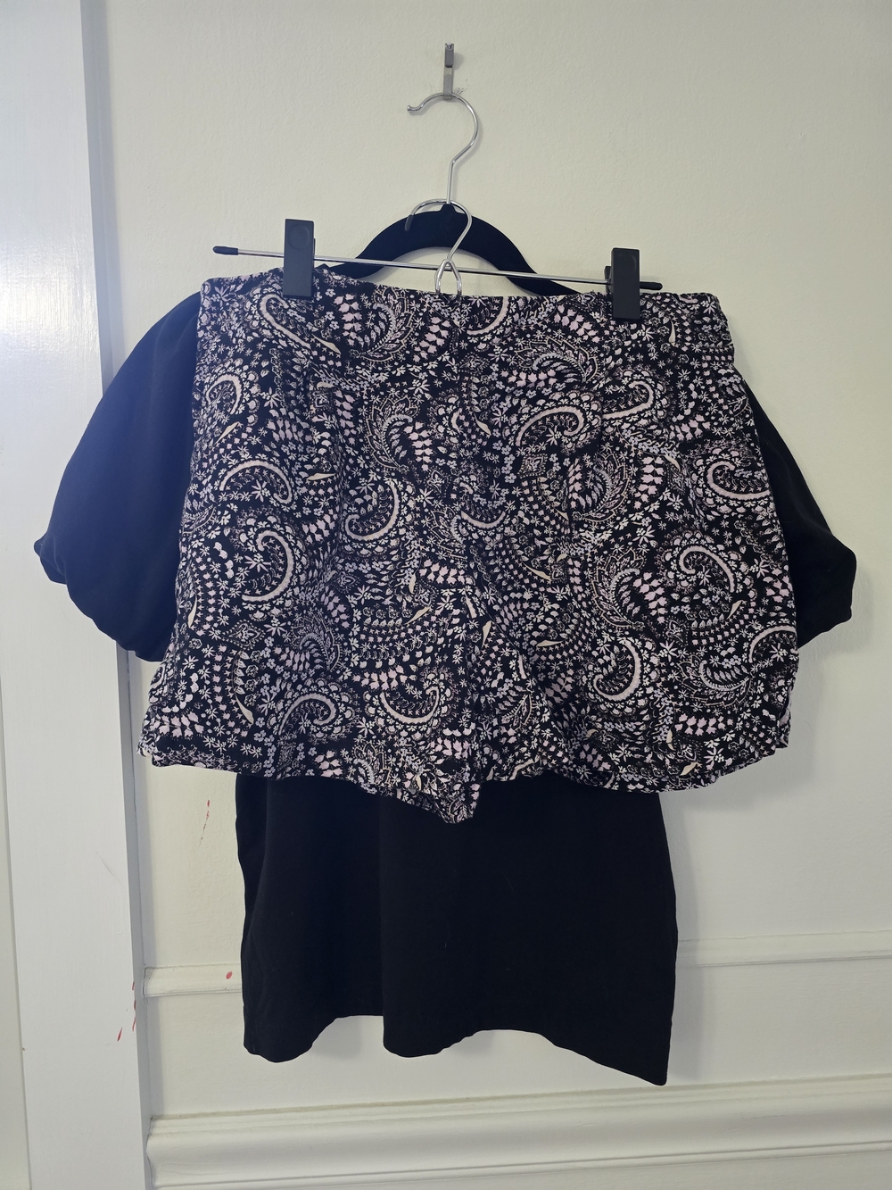 LOFT Black Shorts w/ White/Lavender Floral/Paisley Print & Puff SlvCrewnk Tee